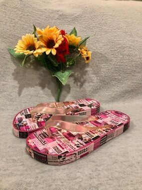 NWOT - Unique Gray, Black, & Pink ‘Newspaper Headline’ Design Flip-Flops